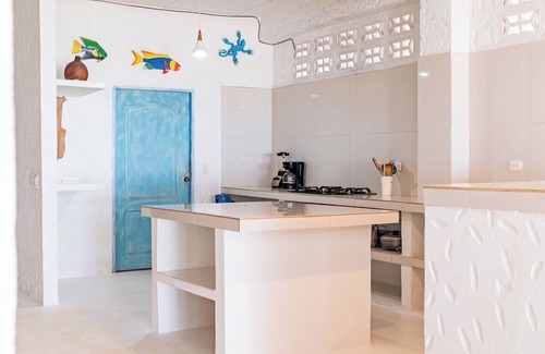 Rincon Apartamento | Amplia casa frente al mar en Rincón del Mar, blanca, cómoda, fresca y luminosa
