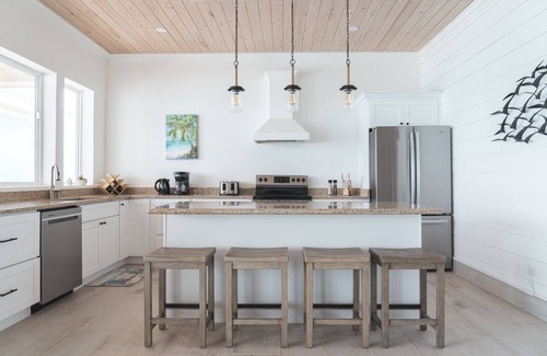 Rokers Point Casa | SPACIOUS BEACHFRONT HOME! A vacation to treasure! Sandy beach, pool, hot tub.