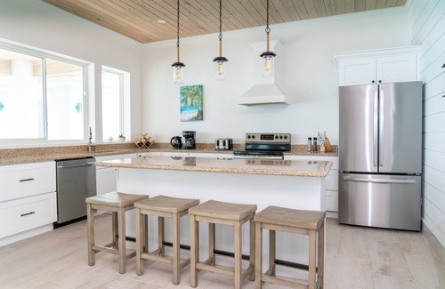 Rokers Point Casa | SPACIOUS BEACHFRONT HOME! A vacation to treasure! Sandy beach, pool, hot tub.