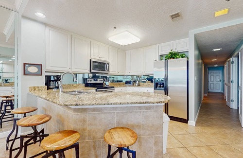 Orange Beach Condominio | Spacious beachfront condo with gulf views, pools, and walkable dining