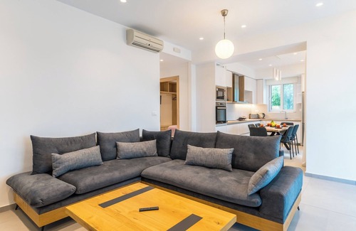 Dramia Apartamento | Spacious Beachfront 3-bedroom apartment + 3 ensuites baths, with swimming pool.