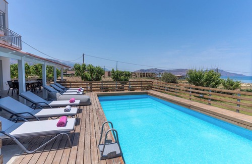 Dramia Apartamento | Spacious Beachfront 3-bedroom apartment + 3 ensuites baths, with swimming pool.
