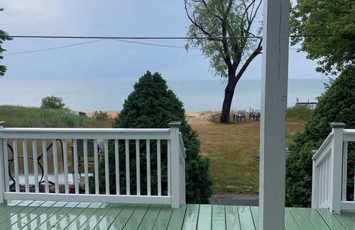 Port Austin Casa | Spacious beachfront Cape Cod lakehouse in Port Austin/Caseville Sleeps 12