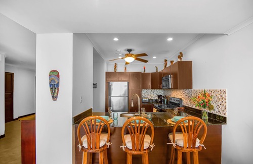Barrio Los Villalobos Apartamento | Spacious beachfront condo on Jaco Beach