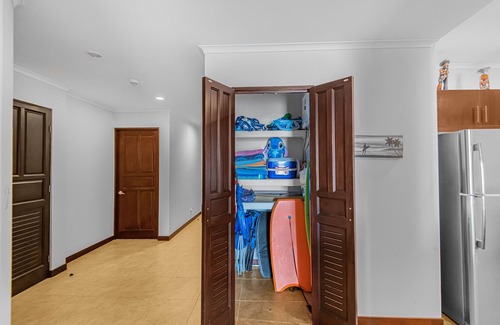 Barrio Los Villalobos Apartamento | Spacious beachfront condo on Jaco Beach