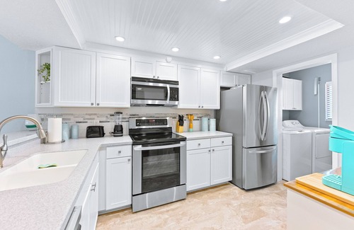 Port Canaveral Condominio | Spacious & Beachy Monthly Rental - On Beach w/ Pool!