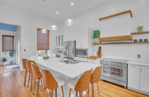 Southtown Casa | Spacious beautiful home in Lavaca Historic district. 15 minute walk to Alamodome