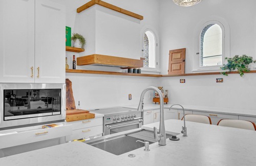 Southtown Casa | Spacious beautiful home in Lavaca Historic district. 15 minute walk to Alamodome