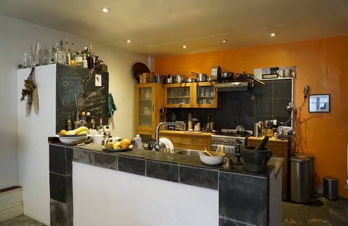 Sefton Park Apartamento | Spacious bedroom in characterful period flat ensuite bathroom