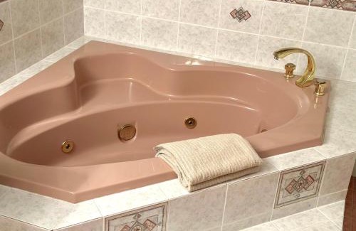 Richmond Casa | Spacious Bedroom with Two Queen Sized Bed
