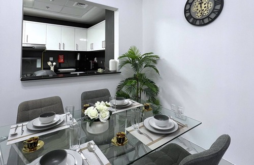 Dubai Apartamento | Spacious, Brand New 2BHK, Majan