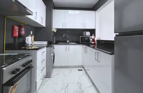Dubai Apartamento | Spacious, Brand New 2BHK, Majan
