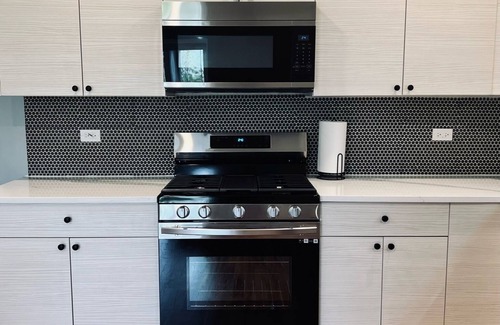 South Austin Apartamento | Spacious brand new condo - 15 min from downtown Chicago! Sleeps 6