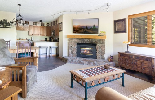Warrior's Mark Condominio | Spacious Breck Hideaway. Hot Tub. On Town Bus.