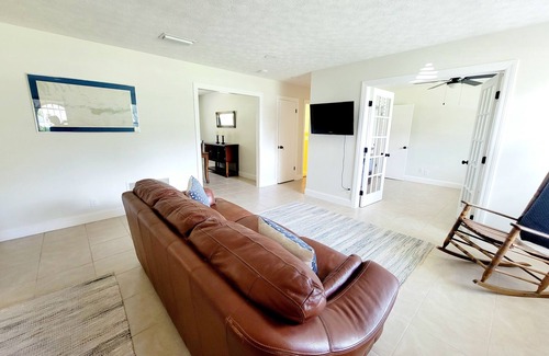 St. Augustine South Casa | Spacious brick home in St. Augustine South. Pet friendly! 20 min from the beach!