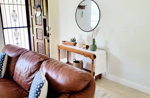 St. Augustine South Casa | Spacious brick home in St. Augustine South. Pet friendly! 20 min from the beach!