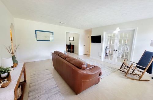 St. Augustine South Casa | Spacious brick home in St. Augustine South. Pet friendly! 20 min from the beach!