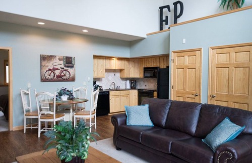 Stanley Hills Condominio | Spacious, bright condo w/ outdoor hot tub, and amazing views of Estes Valley!