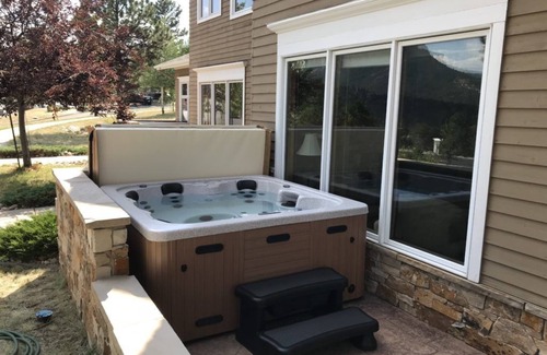 Stanley Hills Condominio | Spacious, bright condo w/ outdoor hot tub, and amazing views of Estes Valley!