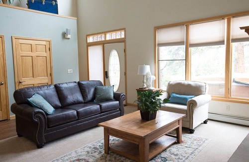 Stanley Hills Condominio | Spacious, bright condo w/ outdoor hot tub, and amazing views of Estes Valley!
