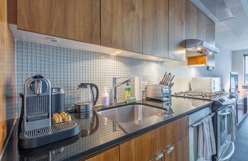 Gastown Condominio | Spacious, Bright, Sleeps 5+Free Parking