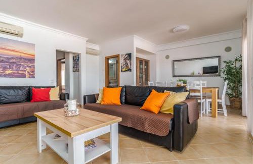 Guia Apartamento | Spacious & Bright T3 in Guia with shared Pool