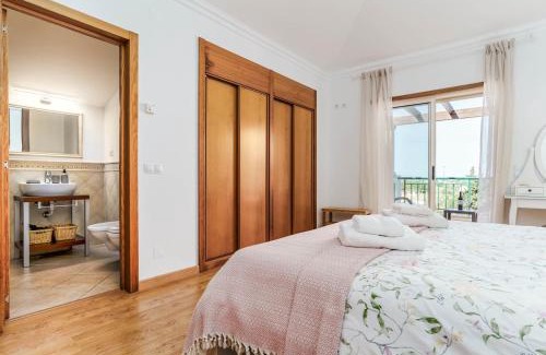 Guia Apartamento | Spacious & Bright T3 in Guia with shared Pool