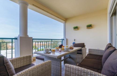Guia Apartamento | Spacious & Bright T3 in Guia with shared Pool