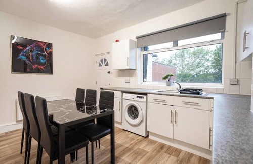 Staple Hill Apartamento | Spacious Bristol Flat, 3 Bedrooms, Sleeps upto10-Ideal for Contractors
