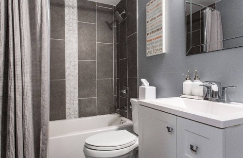 Grand Boulevard Apartamento | Espacioso nivel Bronzeville Brownstone Gdn cerca del centro y la Universidad de Chicago