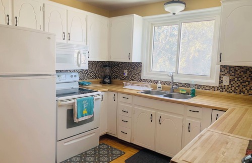 Bayridge West Casa | Spacious Bungalow- 4 bedrooms- 3 Full Bath + Den, 9 beds