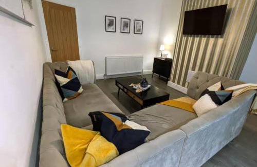St Helens Casa | Spacious Bungalow in St Helens, Free Parking, 1min to Carr Mill Dam