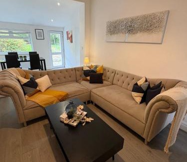 St Helens Casa | Spacious Bungalow in St Helens, Free Parking, 1min to Carr Mill Dam
