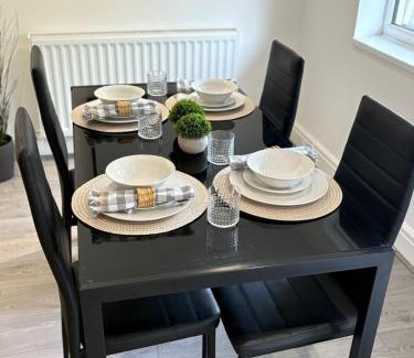 St Helens Casa | Spacious Bungalow in St Helens, Free Parking, 1min to Carr Mill Dam