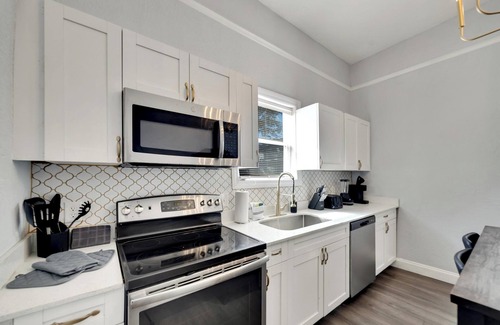 Ybor City Casa | [Spacious Bungalow] Modern & Cozy Comfort