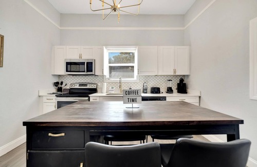 Ybor City Casa | [Spacious Bungalow] Modern & Cozy Comfort