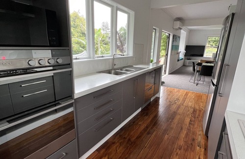 Waitao Casa | Spacious bungalow set in an avocado orchard.