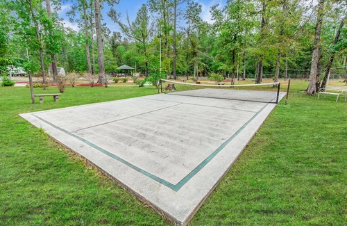 Dry Creek Cabina | Spacious Bunkhouse Rental at Bundick Lake RV Park with Full Amenities