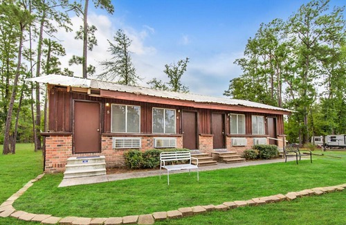 Dry Creek Cabina | Spacious Bunkhouse Rental at Bundick Lake RV Park with Full Amenities