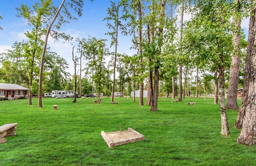 Dry Creek Cabina | Spacious Bunkhouse Rental at Bundick Lake RV Park with Full Amenities