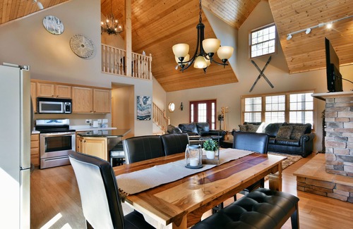 Danbury Cabina | Spacious cabin for any type of get away! Minutes away from dozens of activities!