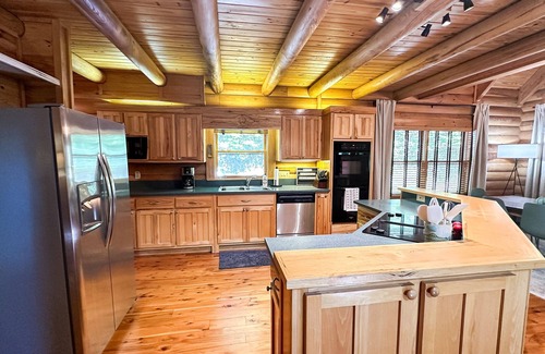 Blue Ridge Cabina | Spacious Cabin for 14 on Fightingtown Creek – Private Trout Fishing Retreat