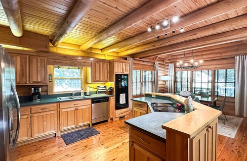 Blue Ridge Cabina | Spacious Cabin for 14 on Fightingtown Creek – Private Trout Fishing Retreat