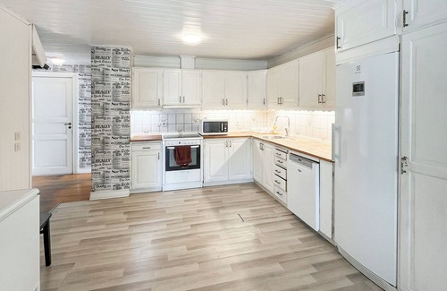 Ingelstad Cabina | Spacious Cabin for Work Crews, 10 Beds!
