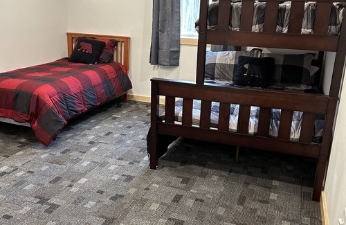 Hayward Cabina | Spacious cabin minutes from recreational trails & Round Lake