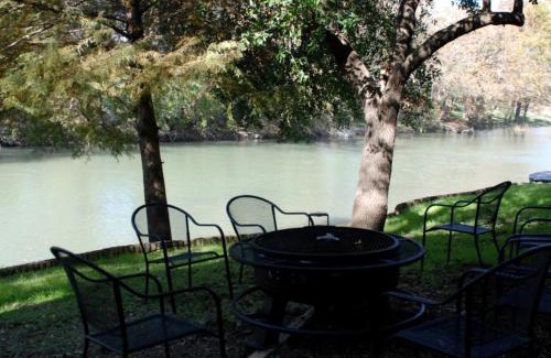 New Braunfels Casa | Spacious Cabin Rental Overlooking the Guadalupe River near Austin, Texas