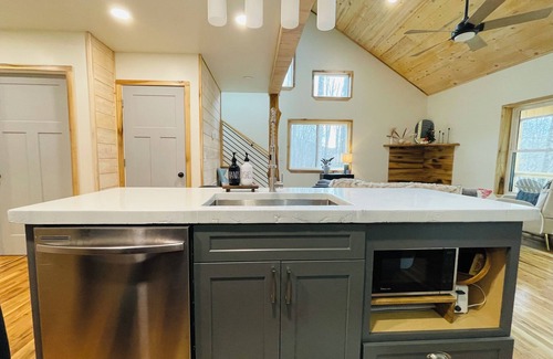 Waynesville Cabina | Spacious Cabin Retreat Perfect Blend Family Togetherness & Private Relaxation!