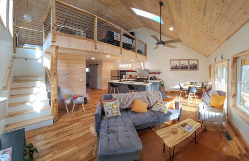 Waynesville Cabina | Spacious Cabin Retreat Perfect Blend Family Togetherness & Private Relaxation!