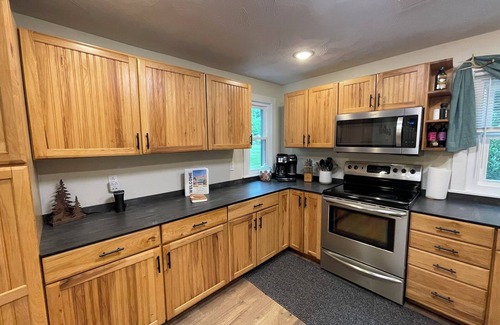 Saxton Casa | Spacious Cabin Retreat - EZ Boat Parking & Dog Friendly !