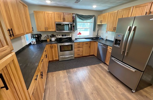 Saxton Casa | Spacious Cabin Retreat - EZ Boat Parking & Dog Friendly !